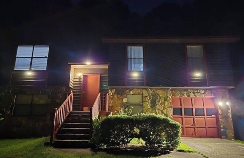 Riverdale Casa | Cozy 2-bedroom house with AC and WiFi in College Park