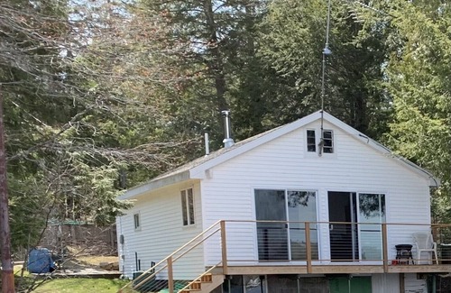 Otis Cabaña | Cozy 2-bedroom lakefront cottage on Beech Hill Pond