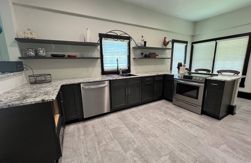 Great Falls Casa | Cozy 2-bedroom Mid Century Modern house in Great Falls