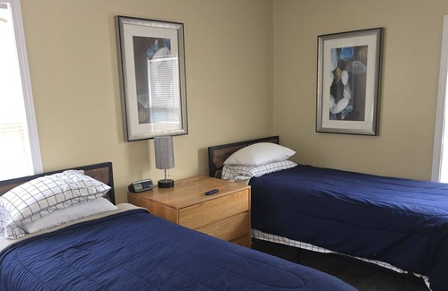 Lorain Condominio | Cozy 2-bedroom newly renovated with balcony and updated kitchen and bath.