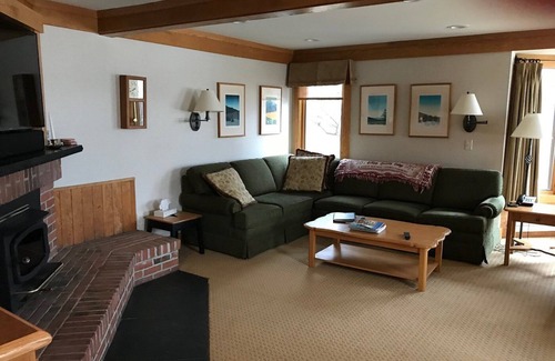 Moscow Cabina | Cozy 2-bedroom resort cabin, with many amenities in charming Stowe, Vermont.