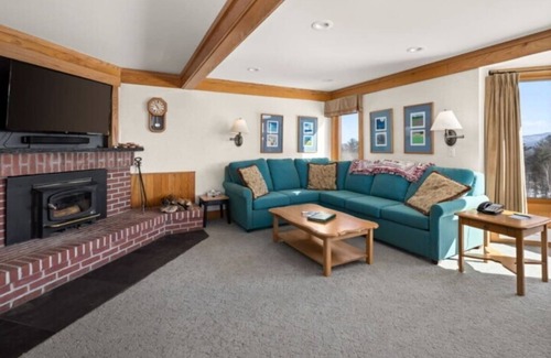 Moscow Cabina | Cozy 2-bedroom resort cabin, with many amenities in charming Stowe, Vermont.