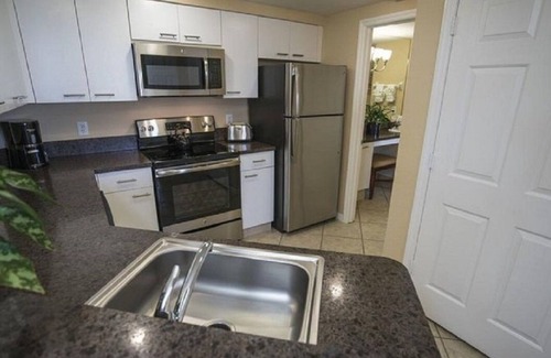 Weston Complejo | Cozy 2-bedroom resort with WiFi, AC, fitness room in peaceful Weston