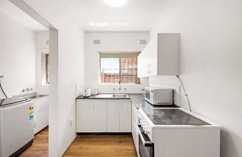 Cabramatta Apartamento | Cozy 2-Bedroom Retreat with Parking in Cabramatta