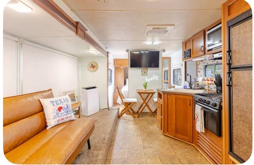 Hudson Bend Casa | Cozy 2-bedroom RV in fantastic Austin with fitness room, AC