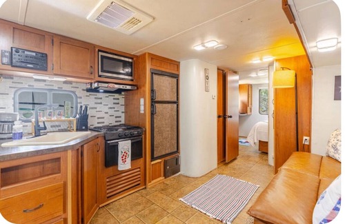 Hudson Bend Casa | Cozy 2-bedroom RV in fantastic Austin with fitness room, AC