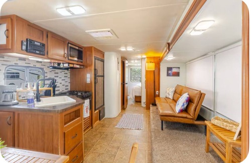 Hudson Bend Casa | Cozy 2-bedroom RV in fantastic Austin with fitness room, AC