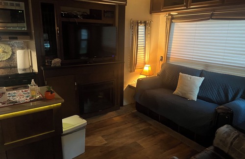 Winchester Casa | Cozy 2-bedroom RV in awesome Winchester with WiFi, AC
