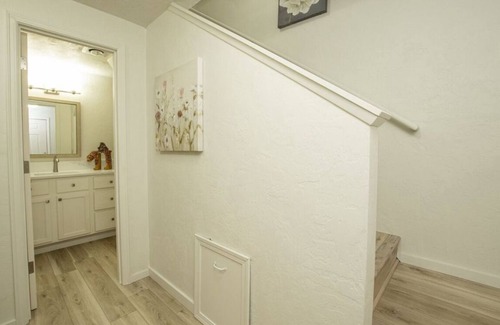 Western Casa | Cozy 2-bedroom townhome in charming Eugene with pool area.