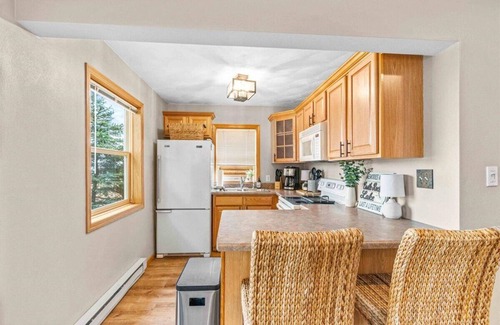 New Lisbon Cabaña | Cozy 2-Bedroom Waterfront Cottage on Castle Rock Lake – Right Next to Shipwreck Bar & Grill
