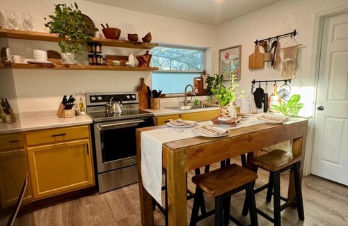 Historic Downtown Kissimmee Apartamento | Cozy 2-beds Family Friendly Apt w/ Pool, Full Kitchen in Downtown Kissimmee