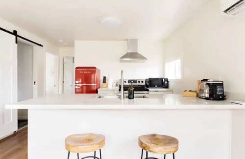 South Beacon Hill Cabaña | Charming light-filled cottage near airport & DT