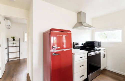 South Beacon Hill Cabaña | Charming light-filled cottage near airport & DT