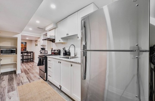 The Peanut Apartamento | Cozy 2 BR Bsmt Apt | Free Parking, Mins to Senaca