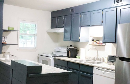 Hattiesburg Apartamento | Cozy 2 BR Bungalow - Near dining- college + patio