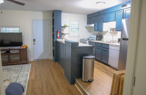 Hattiesburg Apartamento | Cozy 2 BR Bungalow - Near dining- college + patio