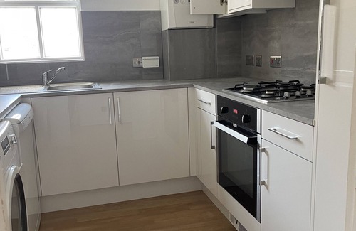 Newham Apartamento | Cozy 2-BR Home with Patio & Parking in London! 10 Mins to London City Airport