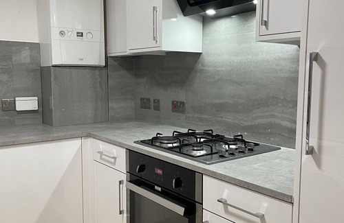 Newham Apartamento | Cozy 2-BR Home with Patio & Parking in London! 10 Mins to London City Airport