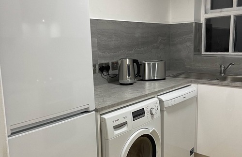 Newham Apartamento | Cozy 2-BR Home with Patio & Parking in London! 10 Mins to London City Airport