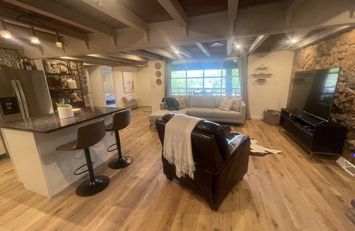 Osage Beach Cabaña | Cozy 2-BR lake view house with hot tub!