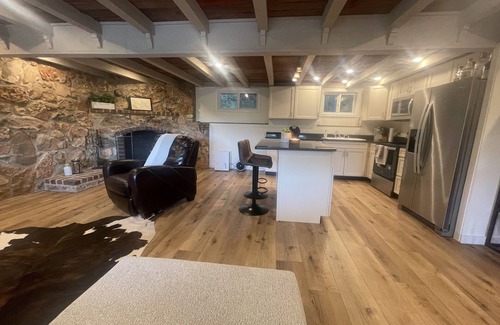 Osage Beach Cabaña | Cozy 2-BR lake view house with hot tub!