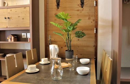 Risoul Apartamento | Apartamento para 5, piscina, sauna y balcón soleado. Cerca de pistas y comercios, mascotas bienvenidas.