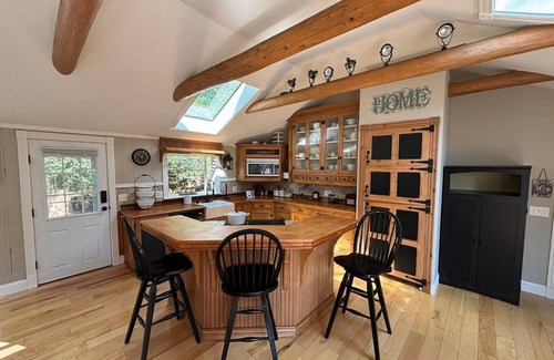 Green Mountain Falls Cabina | Cozy 2 story with two separate spaces in Green Mountain Falls with WiFi.