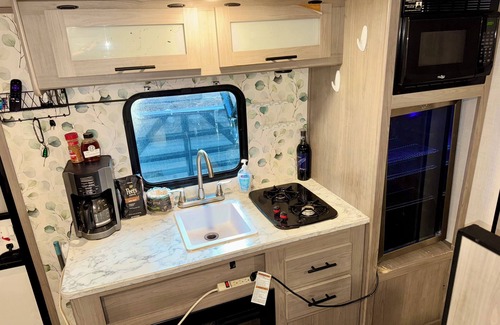 Clear Lake Casa | Cozy 2023 RV in Clearlake – Sleeps 4 w/AC, WiFi & Free Coffee