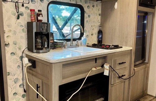 Clear Lake Casa | Cozy 2023 RV in Clearlake – Sleeps 4 w/AC, WiFi & Free Coffee