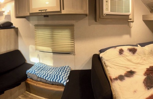 Clear Lake Casa | Cozy 2023 RV in Clearlake – Sleeps 4 w/AC, WiFi & Free Coffee
