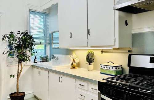 Wayland Apartamento | Cozy 2B1B Apt,Private Kitchen, Walk to everything,Near BROWN &RISD. Pet Friendly