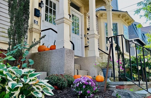 Wayland Apartamento | Cozy 2B1B Apt,Private Kitchen, Walk to everything,Near BROWN &RISD. Pet Friendly