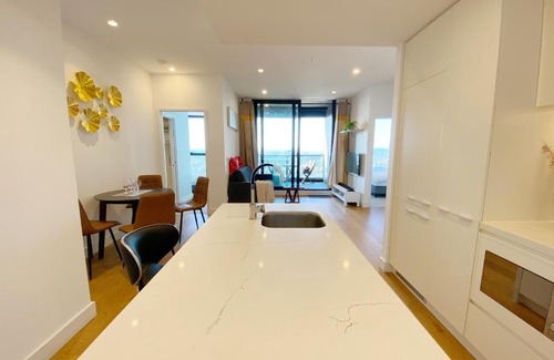 Box Hill Apartamento | Cozy 2B2B Apartment with Free Parking & Penthouse Pool