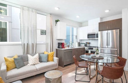Broadway Casa | Cozy 2B2B Heart of CapHill (Pet Friendly)