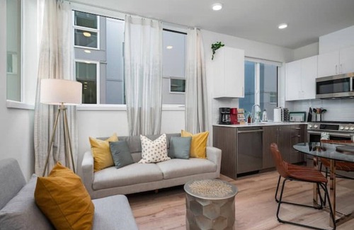 Broadway Casa | Cozy 2B2B Heart of CapHill (Pet Friendly)