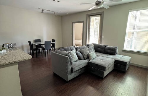 Uptown Apartamento | Cozy 2B2B Pool/Skyline View Near Galleria Mall
