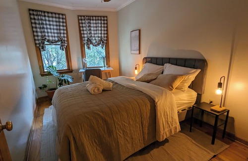 The Village Apartamento | Cozy 2BD/1BA in the Heart of downtown JC - Pet Friendly!