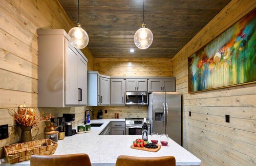 Pickens Cabina | Cozy 2BD Cabin | Hot Tub | Fire Pit | Arcade Table