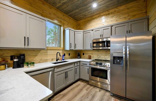 Pickens Cabina | Cozy 2BD Cabin | Hot Tub | Fire Pit | Arcade Table