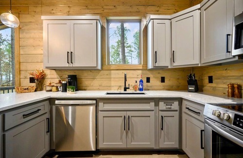 Pickens Cabina | Cozy 2BD Cabin | Hot Tub | Fire Pit | Arcade Table