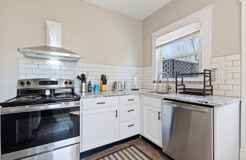 Roselawn Finance Apartamento | Cozy 2BD Home w/ Home Office and Parking!