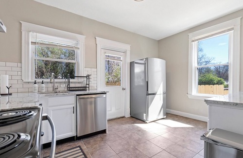 Roselawn Finance Apartamento | Cozy 2BD Home w/ Home Office and Parking!