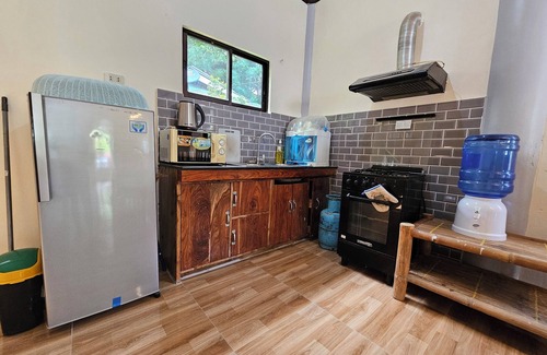 Catarman Casa | Casa privada de 2 dormitorios, aire acondicionado, ducha de agua fría / caliente, cocina + estacionamiento seguro