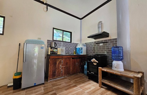 Catarman Casa | Casa privada de 2 dormitorios, aire acondicionado, ducha de agua fría / caliente, cocina + estacionamiento seguro