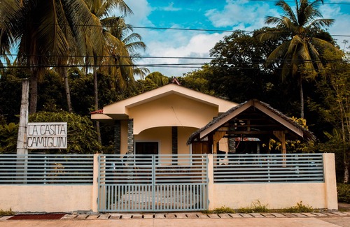 Catarman Casa | Casa privada de 2 dormitorios, aire acondicionado, ducha de agua fría / caliente, cocina + estacionamiento seguro