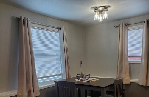 Russian Jack Park Apartamento | Cozy 2bdrm, close to major hospitals, centrally located