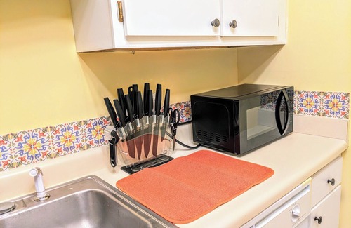 Greensboro Condominio | Cozy 2BR/1BA Condo with Modern Furnishings, High-Speed Wi-Fi, In-Unit Laundry