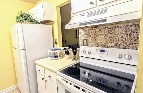 Greensboro Condominio | Cozy 2BR/1BA Condo with Modern Furnishings, High-Speed Wi-Fi, In-Unit Laundry