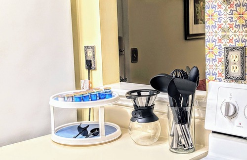 Greensboro Condominio | Cozy 2BR/1BA Condo with Modern Furnishings, High-Speed Wi-Fi, In-Unit Laundry
