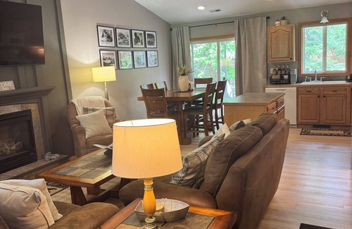 Coolin Casa | Cozy 2BR/2BA Coolin Getaway Steps Away From Priest Lake, Shops, Food, and Trails